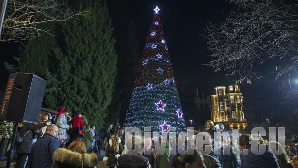 Коледната елха и украсата на Стара Загора грейнаха в празнични светлини (ВИДЕО)