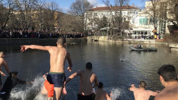 Студент извади кръста за Богоявление в Стара Загора