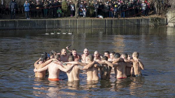 Студент извади кръста за Богоявление в Стара Загора