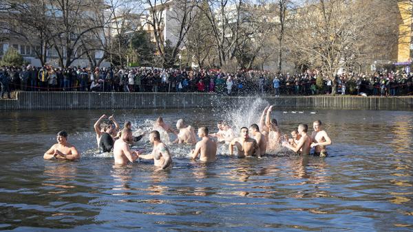 Студент извади кръста за Богоявление в Стара Загора