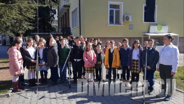 Деца рецитираха хорово Ботевата ода Обесването на Васил Левски (ВИДЕО)