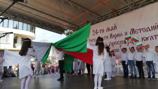 Хиляди казанлъчани празнуваха Деня на българската азбука на площад Севтополис