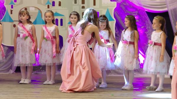 Фееричен спектакъл представиха малките принцеси на Казанлък