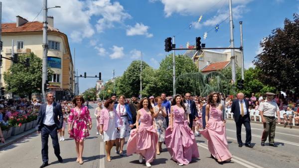 Пъстро шествие беляза кулминацията на Празника на розата в Казанлък