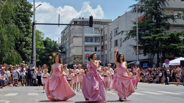 Пъстро шествие беляза кулминацията на Празника на розата в Казанлък