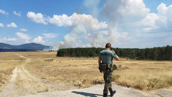 Избухна пожар до военния полигон в Казанлък