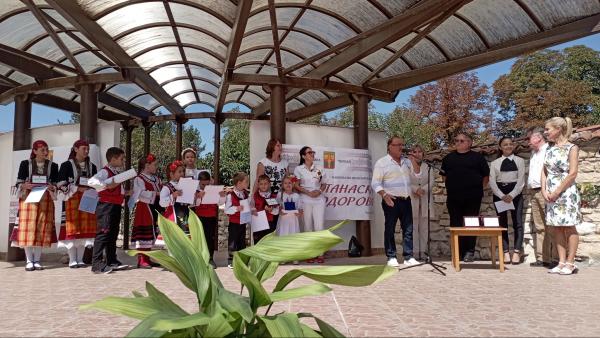 Шестгодишната Дария от Стара Загора получи голямата награда на фолклорния конкурс в Чирпан