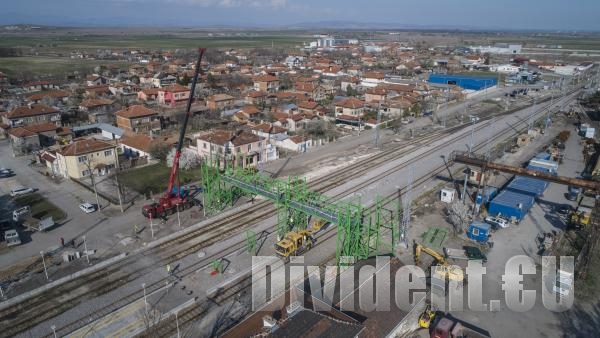 50-метров мост ще свързва село, разделено на две от железопътни линии