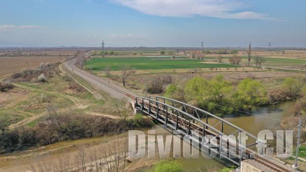 50-метров мост ще свързва село, разделено на две от железопътни линии