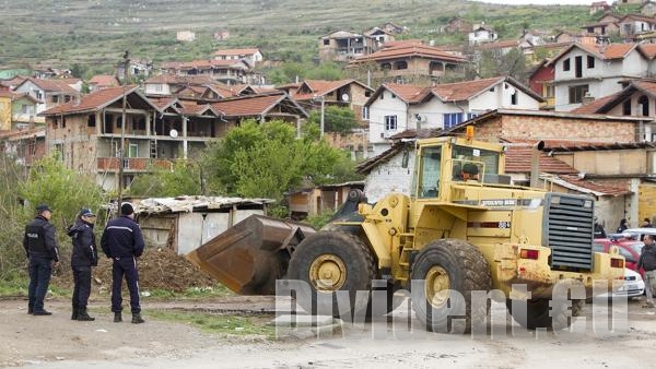 Започна събарянето на 54 незаконни къщи в ромския квартал Лозенец