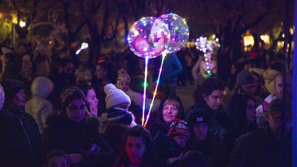 Коледната елха на Стара Загора грейна в празнични светлини (ВИДЕО)