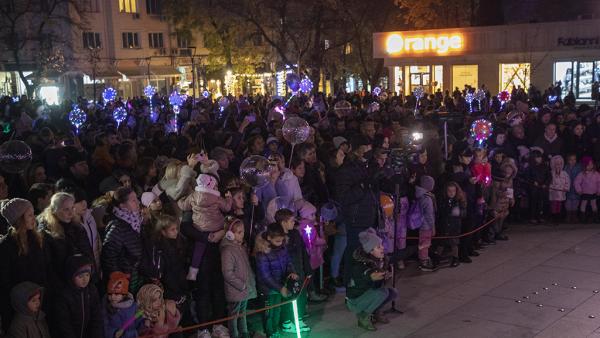 Коледната елха на Стара Загора грейна в празнични светлини (ВИДЕО)