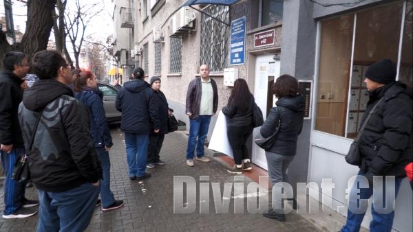 Заключиха вратата на ВиК - Стара Загора заради протестиращи срещу новата цена на водата (ВИДЕО)