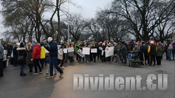 Стотици протестираха пред входа на  Кастамону България  в с. Горно Сахране (ВИДЕО)