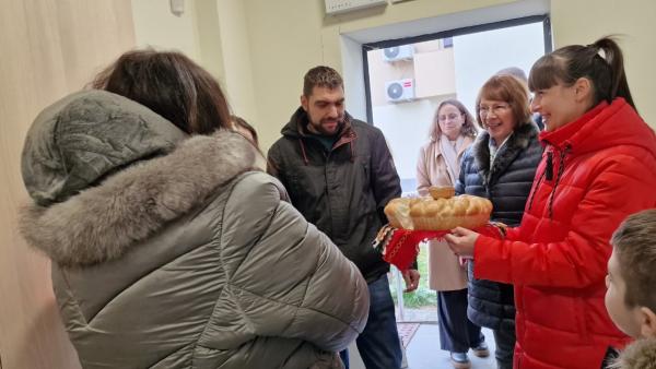 Кметът на Казанлък връчи ключовете на първите новодомци в новите социални жилища