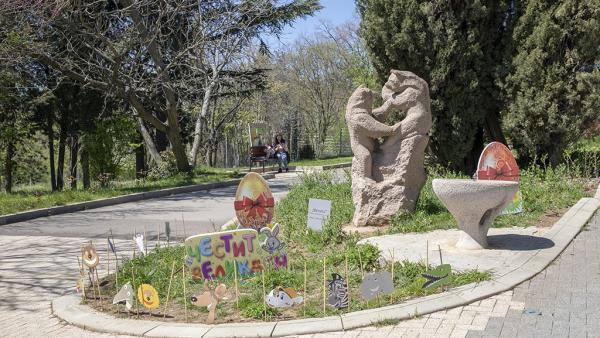 Деца изпъстриха зоопарка в Стара Загора с великденски яйца и усмивки