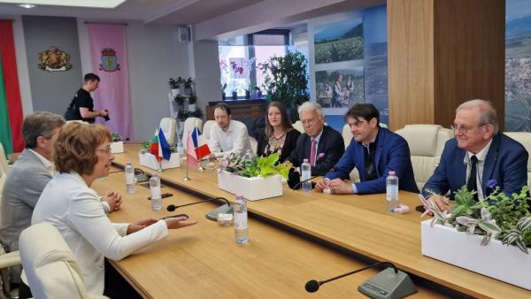 Кметовете на Казанлък и френския Грас - обединени в каузата за опазване на розовото масло