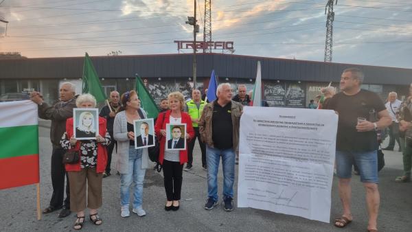 Десетки протестираха с искане за ремонт на пътя Гълъбово - Мъдрец