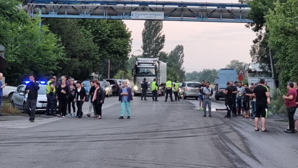 Десетки протестираха с искане за ремонт на пътя Гълъбово - Мъдрец