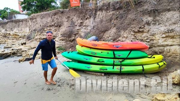 Училище по сърф и романтика привлича туристи на плажа в Равда