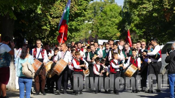 Фестивал  Фолклорна омая  огласи новозагорския площад по Петковден