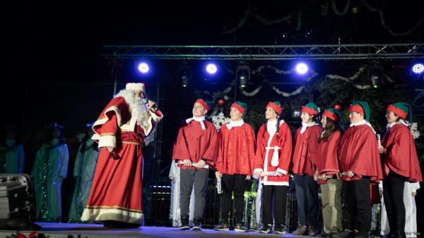 Дядо Коледа запали светлините на Коледната елха в Стара Загора (ВИДЕО)