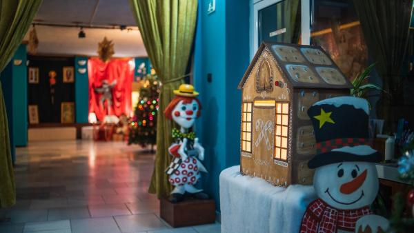 Пощенска кутия  за писма  до Дядо Коледа и куп изненади  ни очакват в Старозагорския куклен театър