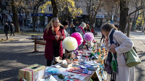 Дамите от Зонта клуб с благотворителен базар за децата със специални нужди