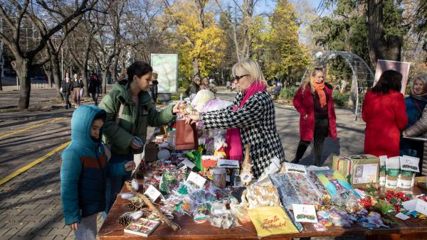 Дамите от Зонта клуб с благотворителен базар за децата със специални нужди