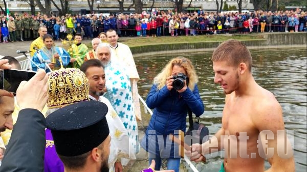 18-годишен ученик спаси кръста на Богоявление в Стара Загора (ВИДЕО)