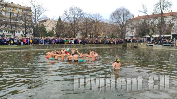 18-годишен ученик спаси кръста на Богоявление в Стара Загора (ВИДЕО)