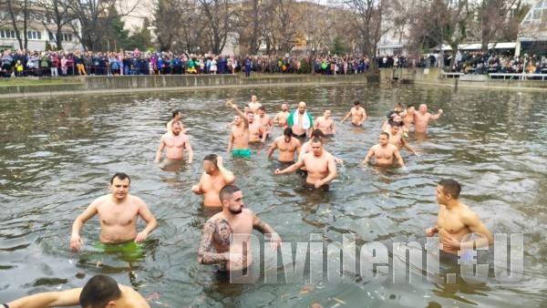 18-годишен ученик спаси кръста на Богоявление в Стара Загора (ВИДЕО)