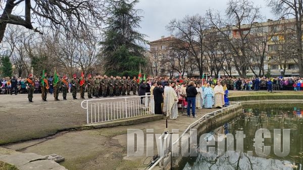 18-годишен ученик спаси кръста на Богоявление в Стара Загора (ВИДЕО)