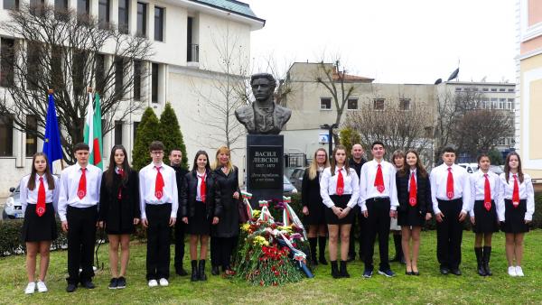 Нова Загора се поклони пред безсмъртния Апостол на свободата