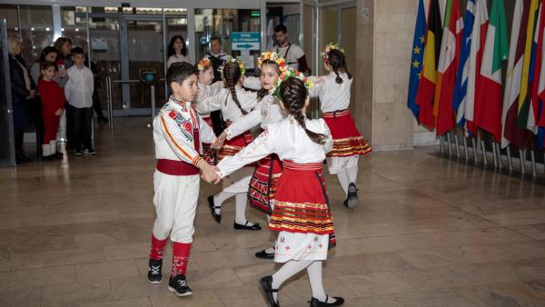 Фоайето на Община Стара Загора се преобрази в бяла и червена премяна