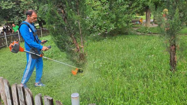 Доброволци от завод Прогрес почистиха и облагородиха градинка в Стара Загора