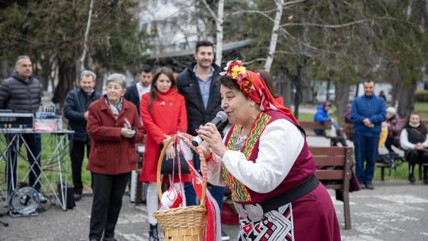 В червено-бяла премяна облякоха парк  Пети октомври