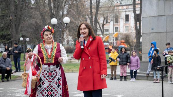 В червено-бяла премяна облякоха парк  Пети октомври