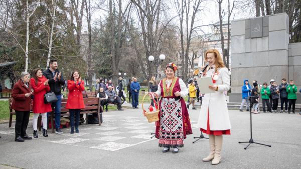 В червено-бяла премяна облякоха парк  Пети октомври