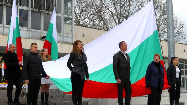 Нова Загора тържествено отбеляза Националния празник на България