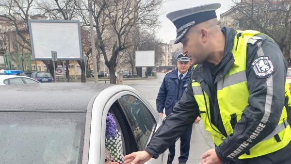 Полицаи зарадваха изрядни водачки и пътнички с цветя на 8-ми март