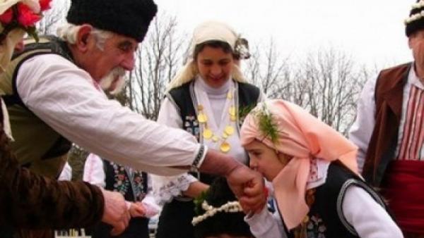 Показват българските обичаи на Сирни Заговезни на поляната в парк Загорка