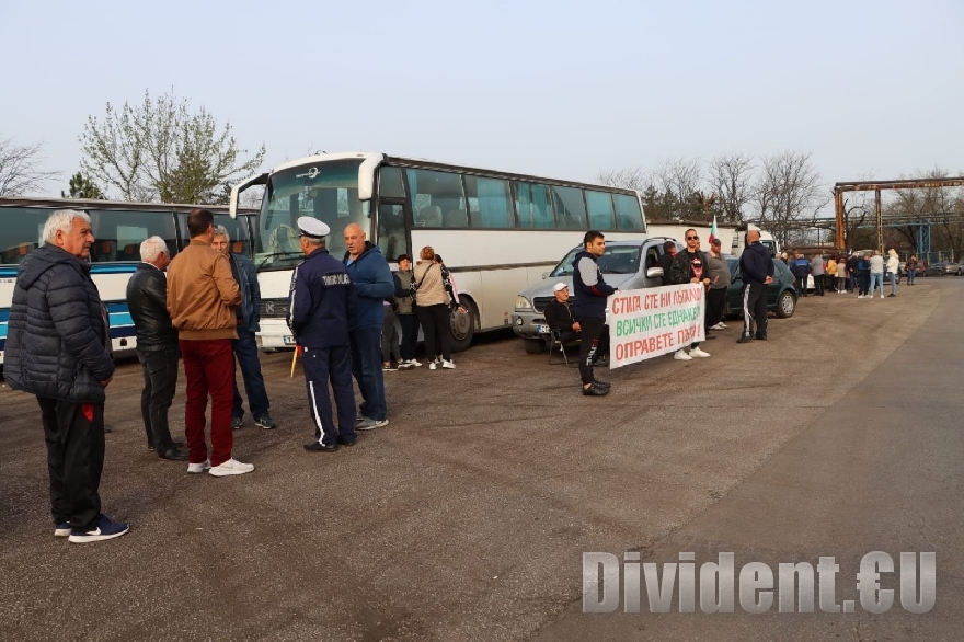 Жители на Гълъбово излязоха на символичен протест заради ремонта на пътя Гълъбово – Мъдрец