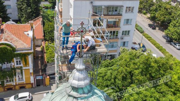 Монтираха нови кръстове на катедрален храм в Стара Загора