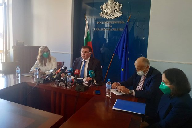 Вдигат с до 30 заплатите на над 6000 медици от първа линия в борбата с Covid-19