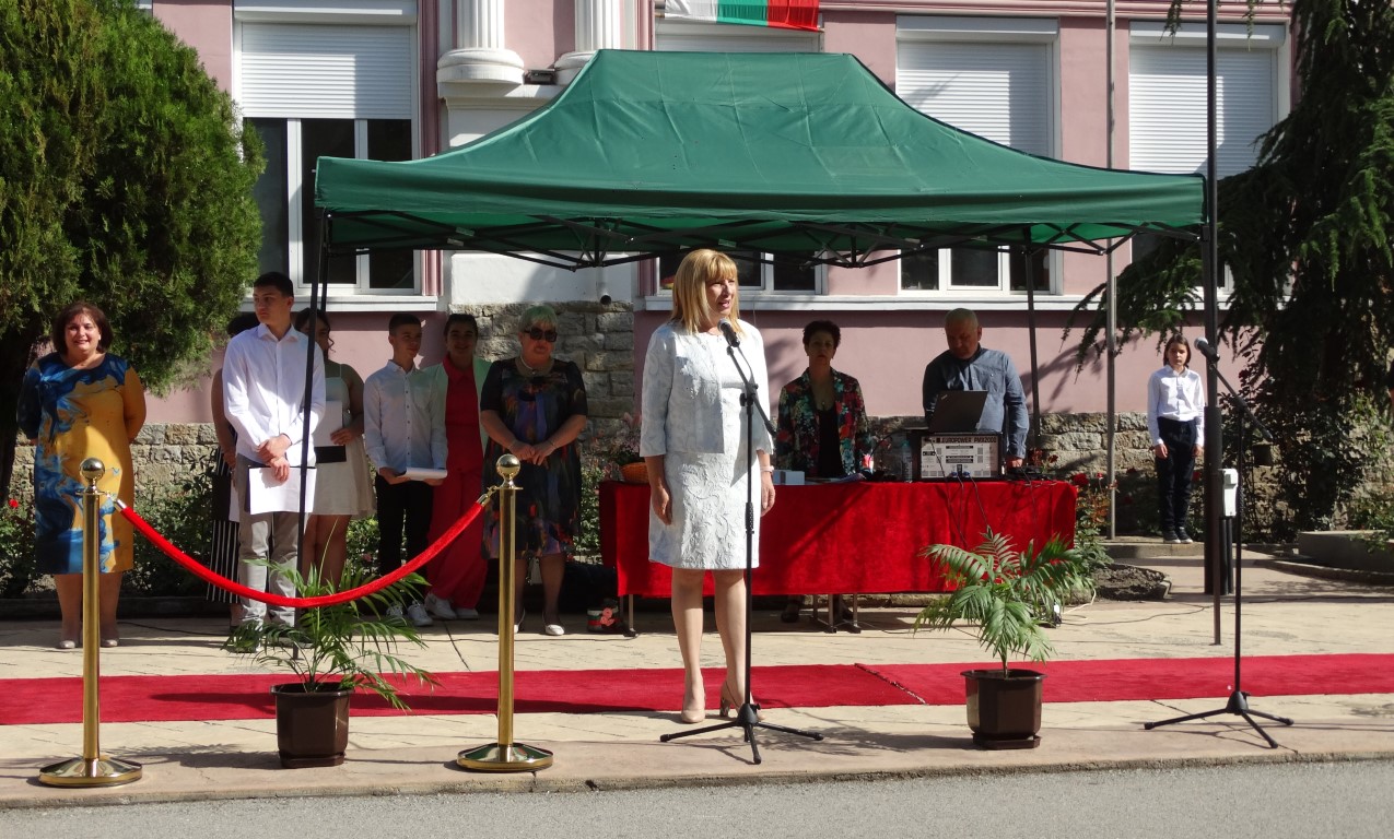 Цял клас абитуриенти от СУ Христо Ботев в Нова Загора отиде с фланелки на бала