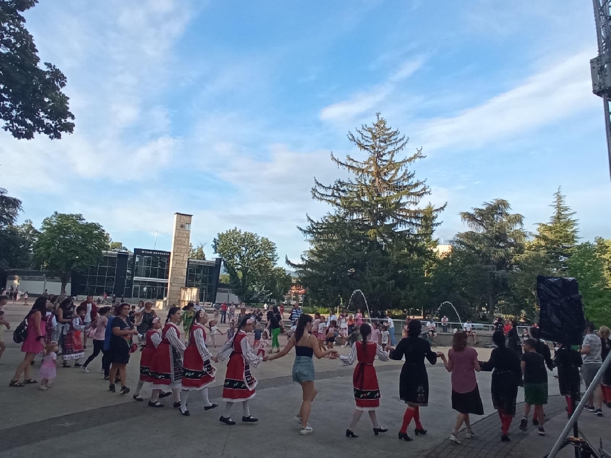 Народна музика огласи парк Розариум в Казанлък