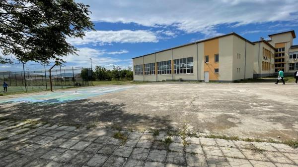 Комбинирана спортна площадка за волейбол и баскетбол ще се изгради в училището в Гурково