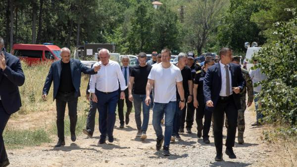 Пожарът над Стара Загора доведе служебния премиер Димитър Главчев и министър Калин Стоянов