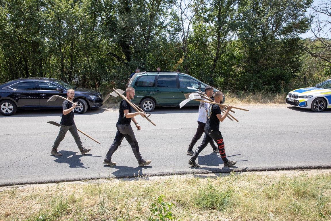 Овладяха пожара над Стара Загора, 12 екипа ще бдят днес за нови запалвания